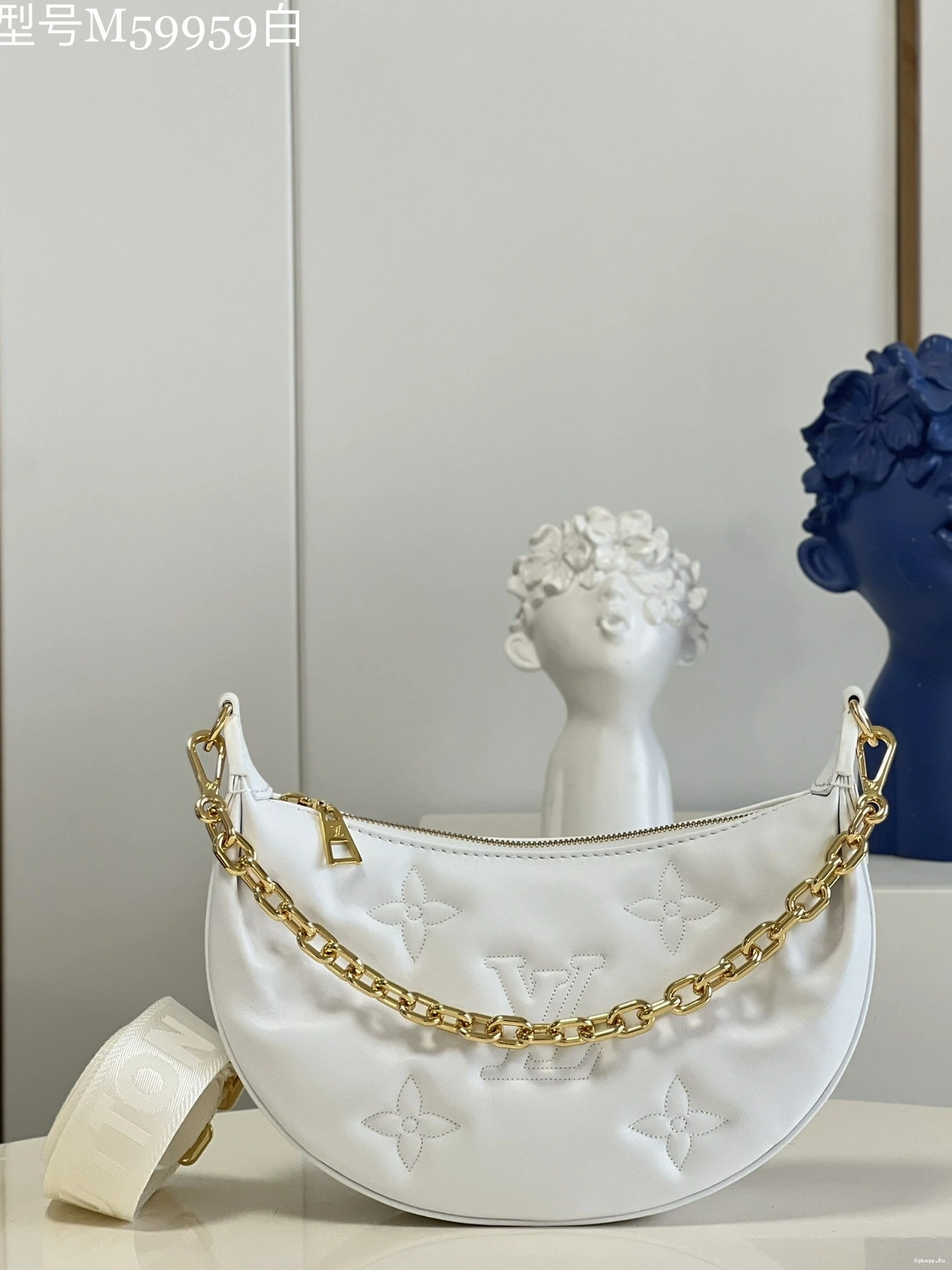 THE OVER VUITTON MOON LOUIS 0327